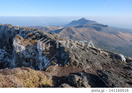 韓国岳の火口壁から望む新燃岳と高千穂峰の火山地質景観 141160016