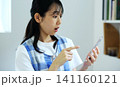 スマホを見て驚くエプロン姿の女性 141160121