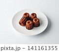 白い皿に乗ったカヌレ 141161355
