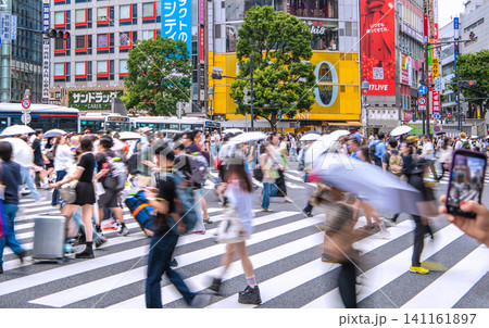 日本の東京都市景観インバウンドは続く。外国人観光客らで賑わう渋谷スクランブル交差点=7月11日 日本の東京都市景観インバウンドは続く。外国人観光客らで賑わう渋谷スクランブル交差点=7月11日 141161897