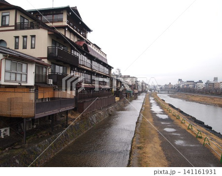 雨の日の鴨川沿い 雨の日の鴨川沿い 141161931