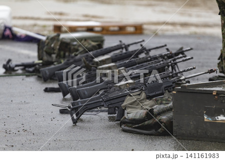 並べられた軍用銃 並べられた軍用銃 141161983