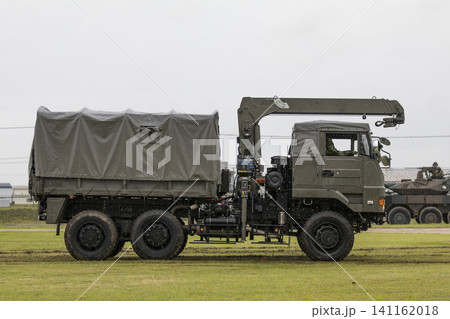 ユニック付きの自衛隊トラック 141162018