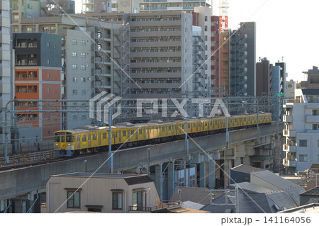 高架複々線を行く西武池袋線2000系（東京都練馬区） 141164056
