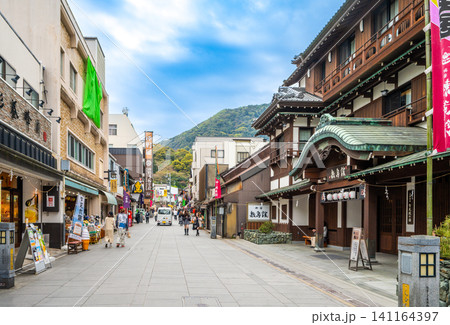 香川県琴平町・金刀比羅宮の表参道に建つ伝統的な旅館と賑わう観光客 香川県琴平町・金刀比羅宮の表参道に建つ伝統的な旅館と賑わう観光客 141164397