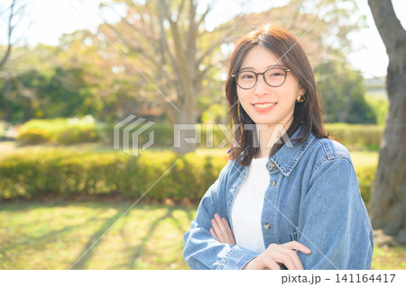 公園で眼鏡をかける日本人女性 141164417