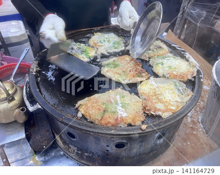 夜市 ナイトマーケット 露店商 141164729