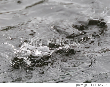 水面に落ちる水滴 水面に落ちる水滴 141164792