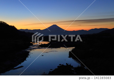 入戸の橋から見る夜明けの富士山 入戸の橋から見る夜明けの富士山 141165083