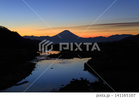 入戸の橋から見る夜明けの富士山 141165107
