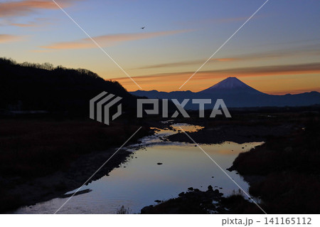 入戸の橋から見る夜明けの富士山 141165112