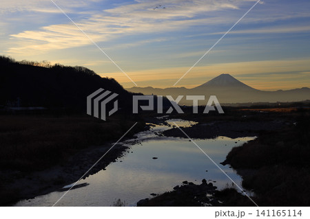 入戸の橋から見る夜明けの富士山 入戸の橋から見る夜明けの富士山 141165114