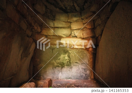 大戸鼻古墳群「中古墳の内部」 大戸鼻古墳群「中古墳の内部」 141165353