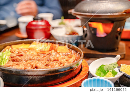 熱々のすき焼きから立ちのぼる香りと湯気 熱々のすき焼きから立ちのぼる香りと湯気 141166053