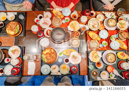 彩り豊かな日本の会席料理が並ぶ食卓風景 141166055