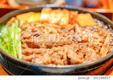 熱々のすき焼きから立ち上る香りと旨味の瞬間 141166057