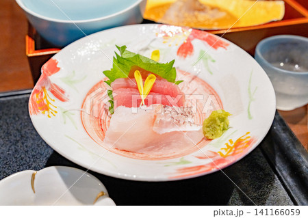 新鮮なマグロと鯛の刺身盛り合わせの美しい一皿 新鮮なマグロと鯛の刺身盛り合わせの美しい一皿 141166059