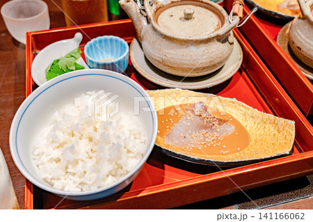 胡麻鯛と土瓶茶が香る日本の鯛茶漬けセット 胡麻鯛と土瓶茶が香る日本の鯛茶漬けセット 141166062