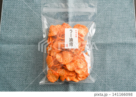 ピリ辛ラー油香る手焼き煎餅の袋入り ピリ辛ラー油香る手焼き煎餅の袋入り 141166098