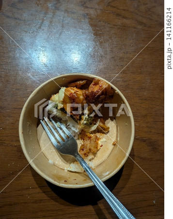 食事中に現れた顔 食事中に現れた顔 141166214