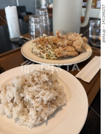 唐揚げランチと麦ご飯の定食 唐揚げランチと麦ご飯の定食 141166257