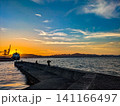 港の夕日 141166497