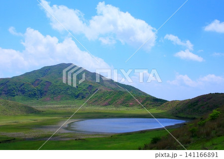 初夏の草千里(阿蘇山・阿蘇市) 初夏の草千里(阿蘇山・阿蘇市) 141166891