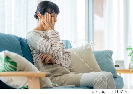 悩む主婦 悩む主婦 141167163