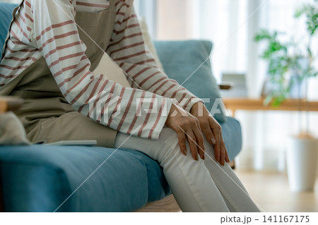 膝痛を訴える女性 膝痛を訴える女性 141167175