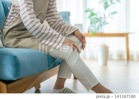 膝痛を訴える女性 膝痛を訴える女性 141167180
