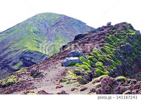 高千穂峰「馬の背」を目指して急な山道を登っていく 高千穂峰「馬の背」を目指して急な山道を登っていく 141167241