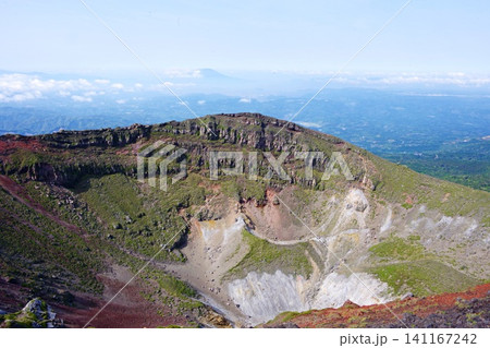 火山が生み出した大穴「御鉢」と奥に見据える桜島 火山が生み出した大穴「御鉢」と奥に見据える桜島 141167242