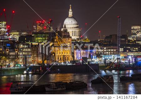 ロンドンのビックベン近くの風景 141167284