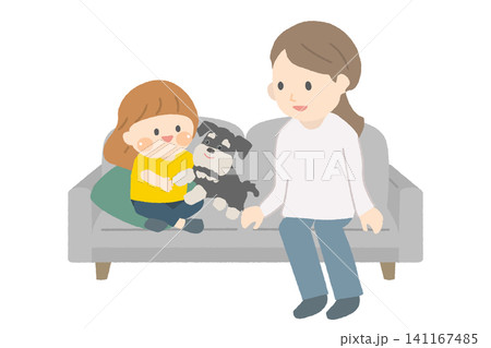 愛犬と過ごす子供を見守る母親 141167485