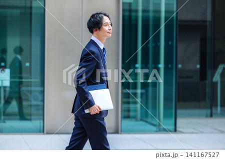 スーツを着た若い男性 スーツを着た若い男性 141167527