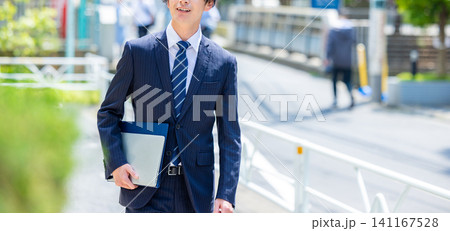 スーツを着た若い男性 スーツを着た若い男性 141167528
