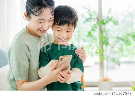スマホで遊ぶ子どもとママ 141167578