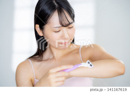 若い女性の脱毛イメージ 若い女性の脱毛イメージ 141167619