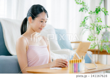 キンケアをする若い女性 キンケアをする若い女性 141167628