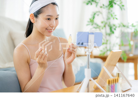 ライブ配信で化粧品の販売をする女性 141167640