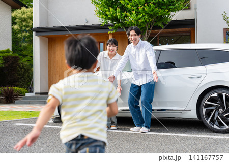 マイホームと愛車の前で駆け寄る子供と家族 141167757