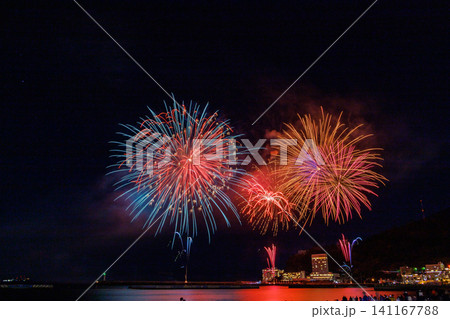 夏の夜空に咲く大輪の花火 夏の夜空に咲く大輪の花火 141167788