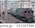 国鉄時代の西日暮里駅付近を走行するEF57形電気機関車牽引の急行列車 141167986