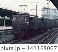 国鉄時代の駅構内に停車するEF13形電気機関車（11号機）牽引の貨物列車 141168067