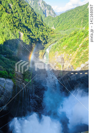 黒部ダム観光放水と洪水吐のシルエット 立山黒部アルペンルート 富山県 黒部ダム観光放水と洪水吐のシルエット 立山黒部アルペンルート 富山県 141168097
