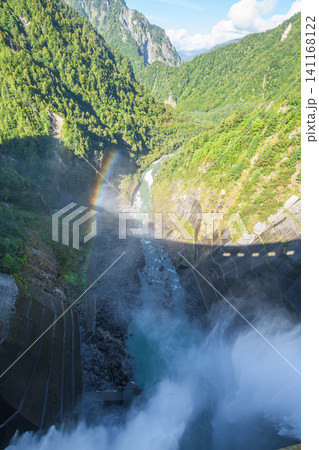 黒部ダムえん堤から観る放水と洪水吐のシルエット 立山黒部アルペンルート 富山県 黒部ダムえん堤から観る放水と洪水吐のシルエット 立山黒部アルペンルート 富山県 141168122