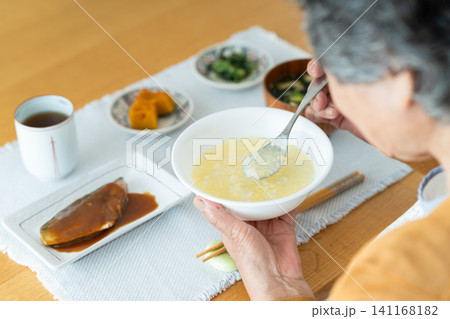 介護食を食べるシニアの女性 介護食を食べるシニアの女性 141168182