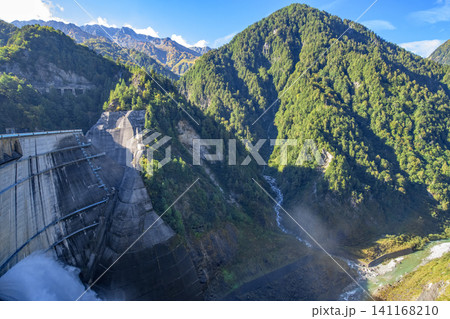 黒部ダムから望む遠く立山連峰大汝山、富士ノ折立　立山黒部アルペンルート　富山県 141168210