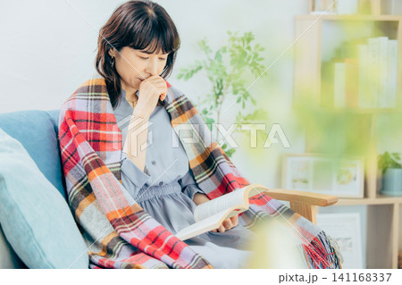 読書をする女性 風邪気味 読書をする女性 風邪気味 141168337