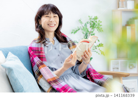 読書をするミドル女性 読書をするミドル女性 141168339